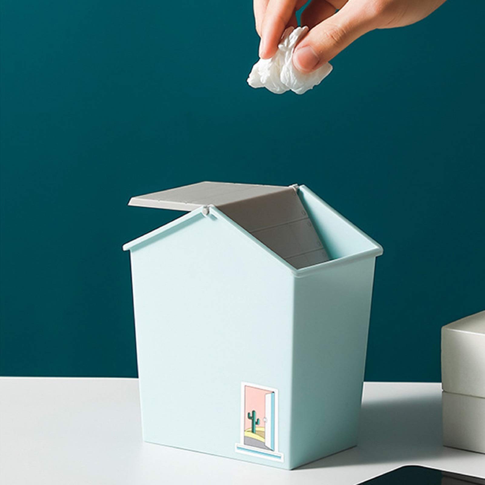 家にあるゴミ箱です。 Amazon｜家の形をしたふた付きのプラスチック製のゴミ箱（5.31x3.94x6